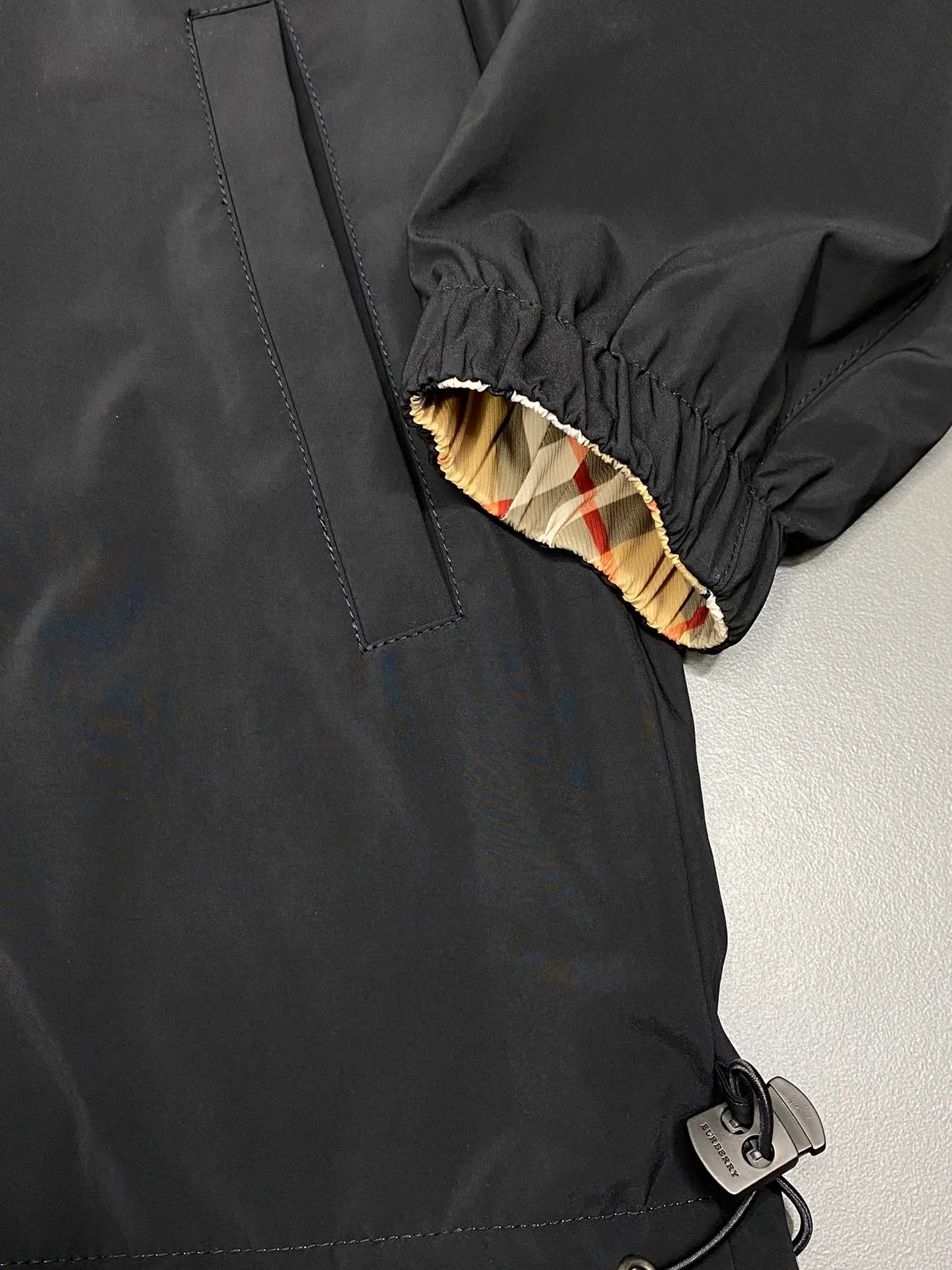 Bueberry💥exclusively offers the latest fashionable hooded jackets with reversible design. Jackets with classic design and great looks. The quality is impeccable and the quality control can be purchased directly. It is a premium product that cannot be faulted! You can feel its powerful aura through the detailed pictures, and its heat-generating effect is remarkable, so you don’t have to worry about getting a little chilly! Both fashionable and functional, the whole style looks more luxurious! Size:M-3XL